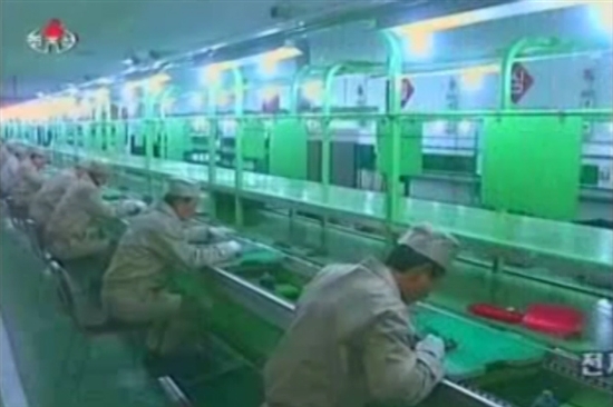 朝鮮自主研制計(jì)算機(jī)技術(shù)取得突破 軟件開發(fā)展露光芒\n\n近年來，朝鮮在計(jì)算機(jī)技術(shù)領(lǐng)域取得了顯著進(jìn)展，特別是自主研制的計(jì)算機(jī)型號(hào)不斷涌現(xiàn)，其多張相關(guān)設(shè)備圖片的曝光引起了國際科技界的關(guān)注。這一成就體現(xiàn)了朝鮮在軟件開發(fā)和技術(shù)創(chuàng)新方面的努力，為社會(huì)經(jīng)濟(jì)發(fā)展注入了新動(dòng)能。\n\n據(jù)統(tǒng)計(jì)，朝鮮近年來重點(diǎn)推動(dòng)操作系統(tǒng)、數(shù)據(jù)庫管理系統(tǒng)及辦公軟件等多個(gè)層面的自主開發(fā)，通過利用Local Glob Pattern等形式，克服外部供需難，逐漸形成一個(gè)小型但不倫的優(yōu)秀知識(shí)產(chǎn)權(quán)數(shù)據(jù)原生系統(tǒng)。其中，國際展示特別關(guān)注的包括用公鏈材料定